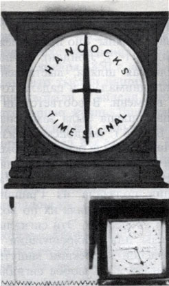 32. Маленький сигнальный шар (примерно 1855 г.) и гальванометр (около 1900 г.) - экземпляры аппаратуры, которую ювелиры часто устанавливали в своих витринах, чтобы публика могла видеть сигналы точного времени. (Национальный морской музей.)