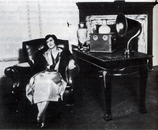 48. Прием телеграфных сигналов времени в английской квартире, 1923 г. Громкоговоритель с марконифоном V><sub>2</sub>. 