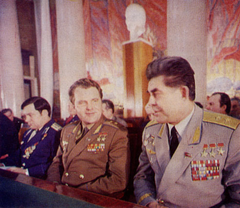 Космонавты на торжественном собрании. Слева направо: Ю. В. Романенко, В. А. Шаталов, Г. Т. Береговой 