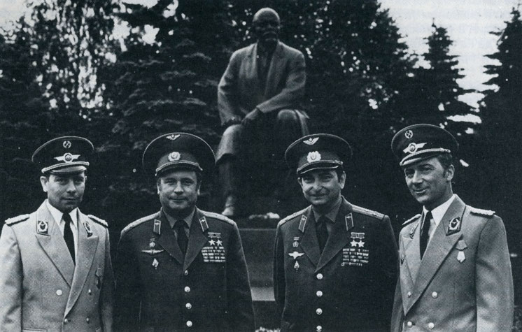 Кёллнер, В. Горбатко, В. Быковский и 3. Йен в московском Кремле