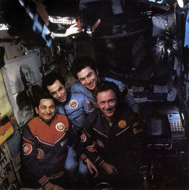 На борту орбитальной станции 'Салют-6' - международный экипаж: В. Быковский, А. Иванченков, В. Коваленок и 3. Йен
