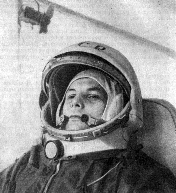Рис. 169. Ю. А. Гагарин перед полетом полеты