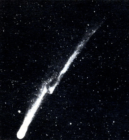 Комета Галлея (январь 1986 г.). Виден излом хвоста под воздействием солнечного ветРа в магнитном поле Солнца. (Фотография получена на высокогорной станции (высота 2800 м) Казахской обсерватории.)