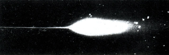 Комета Аренда - Ролана. Виден тонкий аномальный хвост, направленный на небе в сторону Солнца (влево)