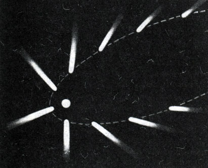 Вид и направление хвоста кометы изменяются при движении ее по орбите