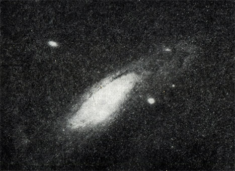 Туманность Андромеды, исполинская звездная спираль. Не исключено, что в туманности есть планеты, населенные разумными существами. Великое кольцо космического содружества описано Иваном Ефремовым в 'Туманности Андромеды'