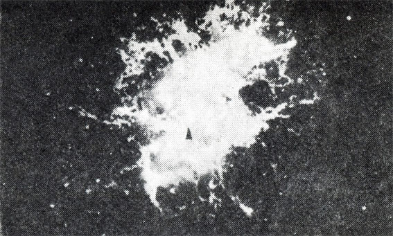 Крабовидная туманность и пульсар (указан стрелкой) - остатки сверхновой звезды, вспыхнувшей в 1054 году. Это явление зарегистрировали в рукописях древние астрономы. Крабовидная туманность - сильнейший источник радиоволн и рентгеновских лучей