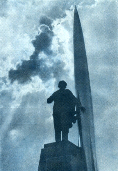Рис. 7. Памятник К. Э. Циолковскому на площади Мира в Калуге