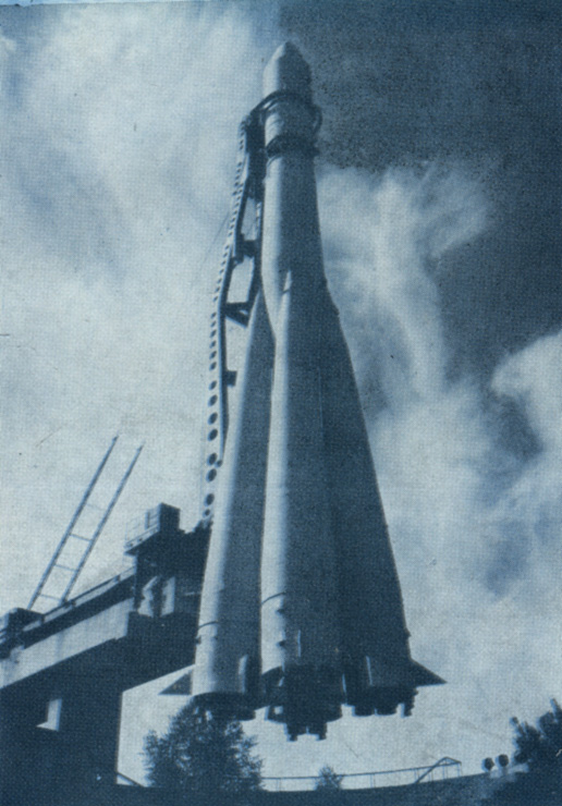 Рис. 12. Ракета-носитель 'Восток', установленная близ музея истории космонавтики в Калуге